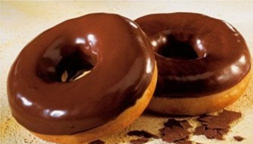 Dwa pączki z czekoladą na tłusty czwartek